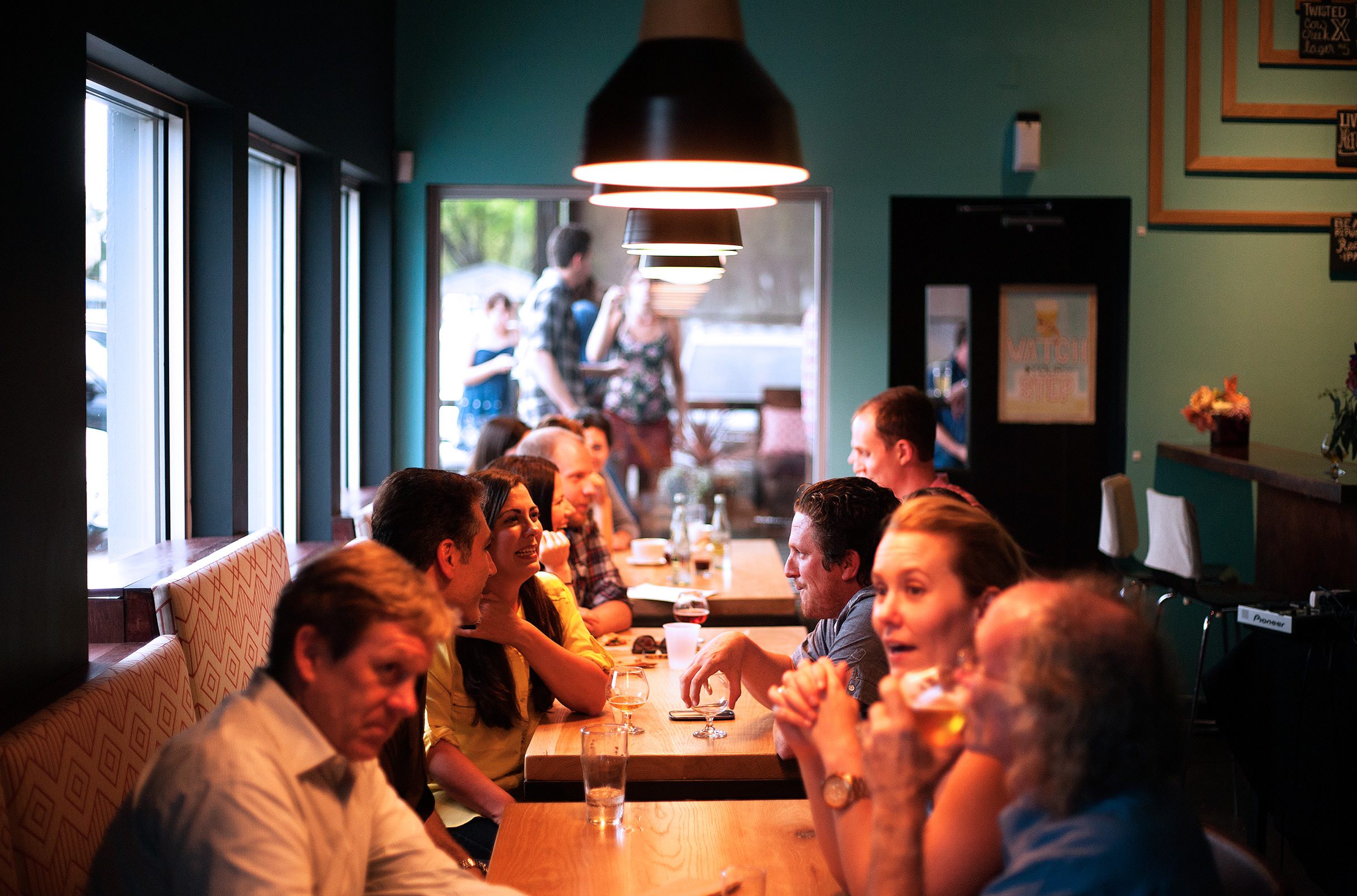 restaurant-avec-des-personnes-qui-parlent-a-table