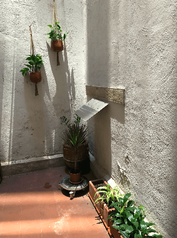 Effet du patio solaire Espaciel sur une cour intérieure à l’ombre