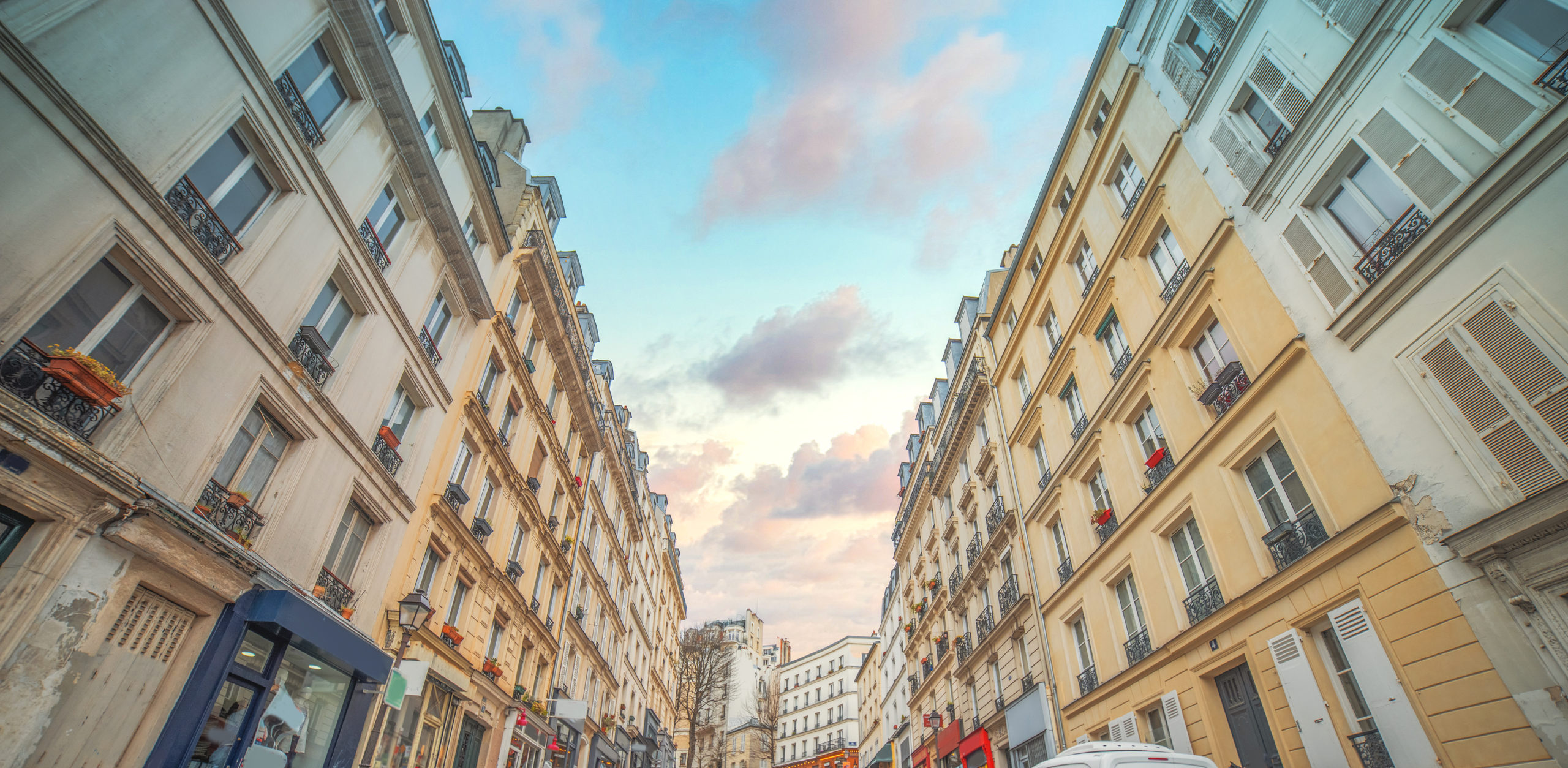 Comment éclairer son intérieur quand les fenêtres donnent sur une petite rue étroite ?