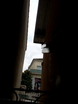 cour-entre-les-deux-maisons-vu-exterieur-de-la-fenetre-sombre-vis-à-vis-manque-de-lumiere-dans-sa-piece-de-vie