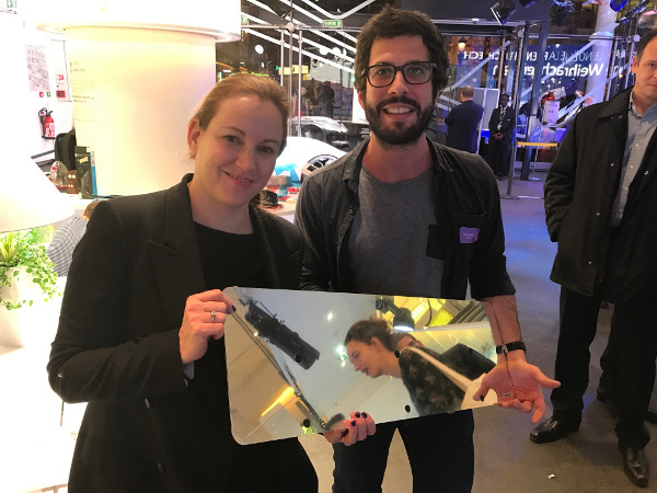 axelle-lemaire-et-jeremie-marti-associe-espaciel-avec-le-reflecteur-de-lumiere-dans-les-mains