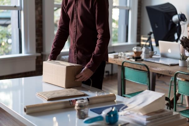 emballage-carton-fait-par-une-personne