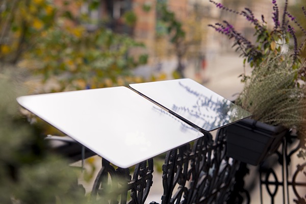 reflecteur-balcon-jardiniere-pose-sur-une-balustrade-en-fer-forgé-pour-apporter-de-la-lumiere-naturelle-dans-votre-interieur