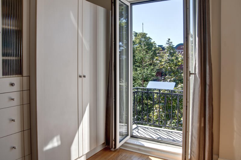 reflecteur-balcon-solaire-lumiere-naturelle-pose-sur-la-balustrade-lumiere-dans-la-piece-espaciel