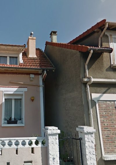 facade-de-la-maison-vis-à-vis-manque-de-lumiere-fenetre-de-la-piece-de-vie-donnant-entre-l'exterieur-des-deux-maisons