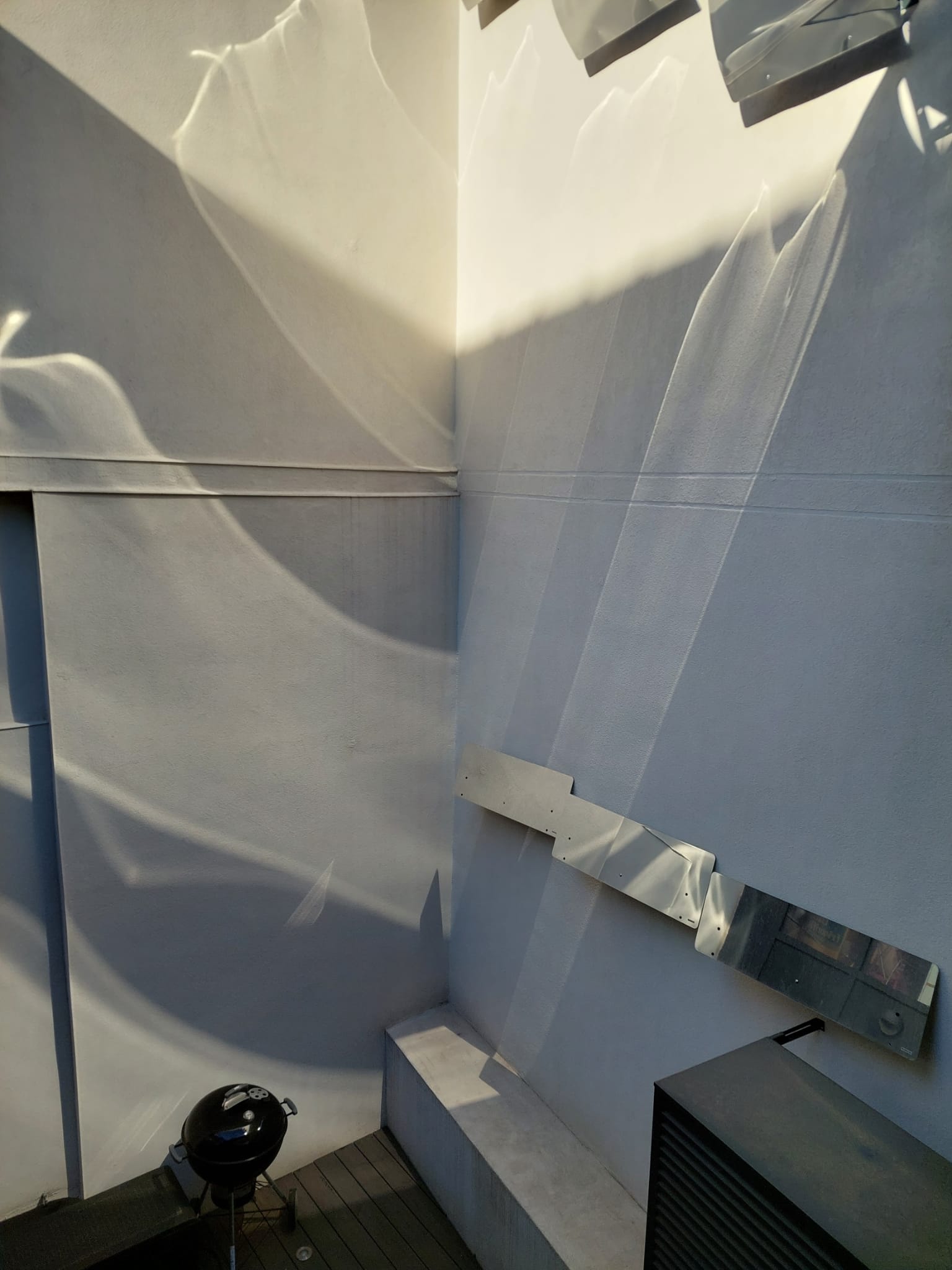 Le soleil reflété par les miroirs courbes habille le sol et les parois de la cour intérieure de lumière