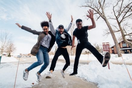 amis-qui-sautent-joyeux-en-plein-hiver