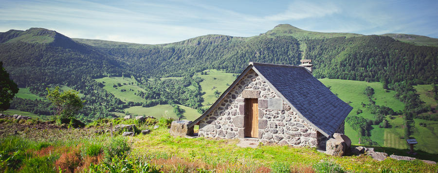 Comment faire entrer le soleil dans une maison de montagne aux épais murs en pierre ?
