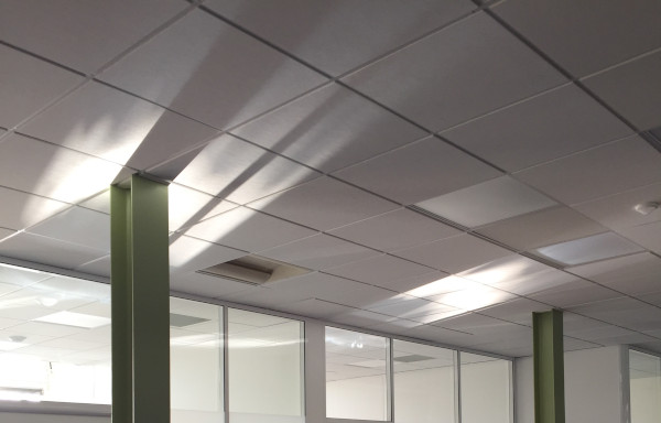 le réflecteur upstore combine la lumière naturelle avec un store pour le confort visuel idéal pour les bureaux ou rez-de-chaussée
