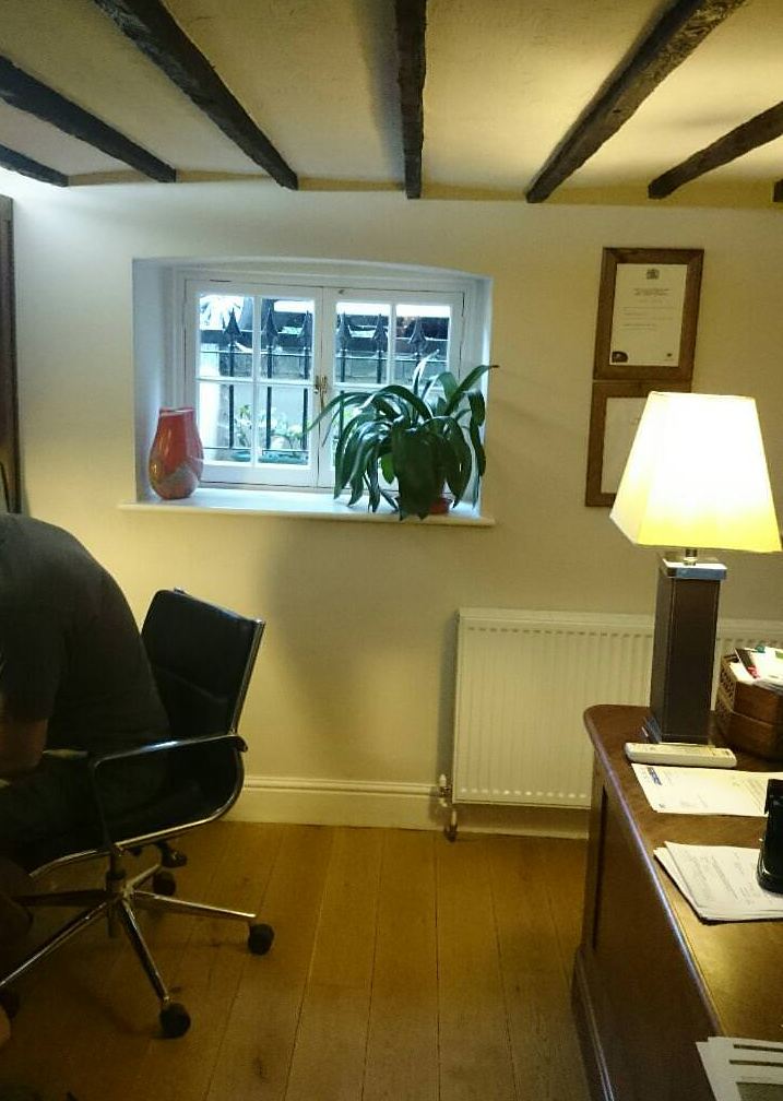 bureau sous-sol lumière