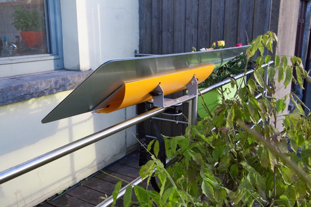 reflecteur-balcon-espaciel-fixé-sur-une-balustrade