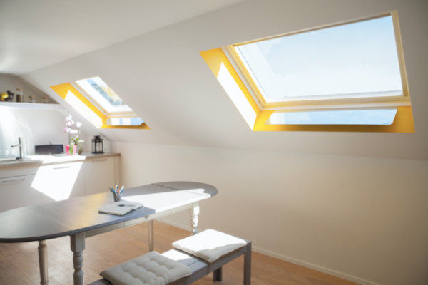 fenêtre de toit apport solaires gain de luminosité agréable naturelle pour faire entrer la lumiere