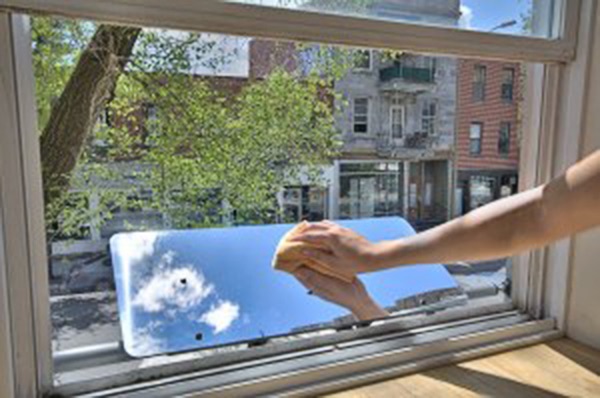reflecteur-fenetre-espaciel-installee-avec-une-main-qui-nettoie-la-surface