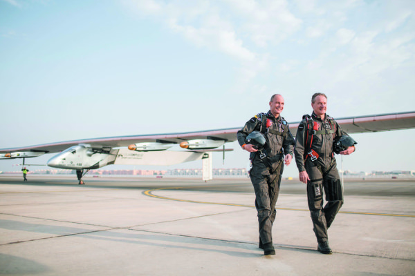 bertrand-picard-et-son-co-pilote-devant-solar-impulse