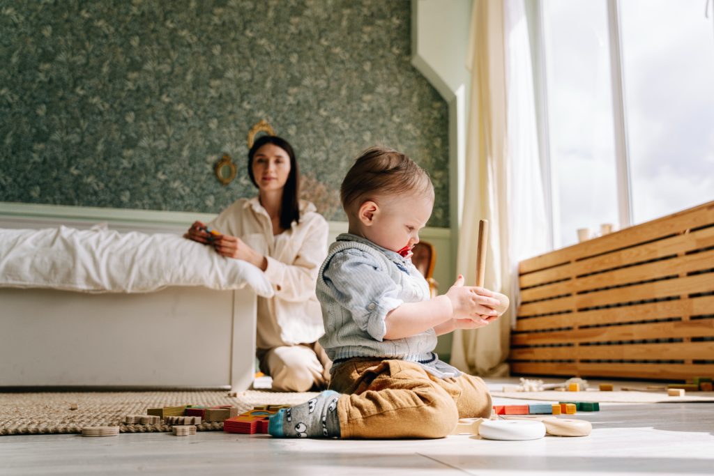 Enfant en bas âge jouant dans une chambre au soleil