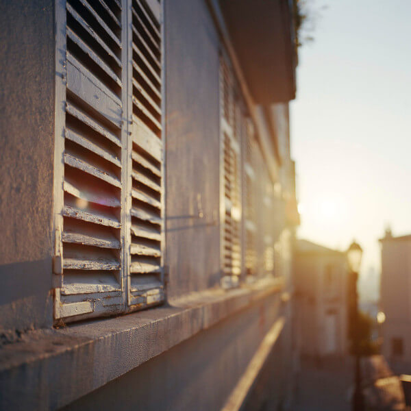 fenêtre avec les rayons du soleil pour éclairer naturellement sa maison de ville