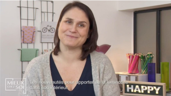 Jennifer, cliente de l'agence est conquis par la solution de Sophie Ferjani, le Réflecteur de Lumière pour faire entrer la lumière dans son intérieur