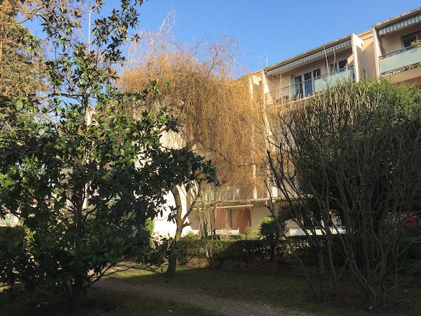 résidence de gabrielle, son séjour est sombre à cause du balcon du dessus