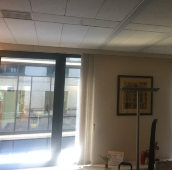 le réflecteur espaciel est installé devant l'ouverture pour illuminer les bureaux sombres et améliorer le confort au travail