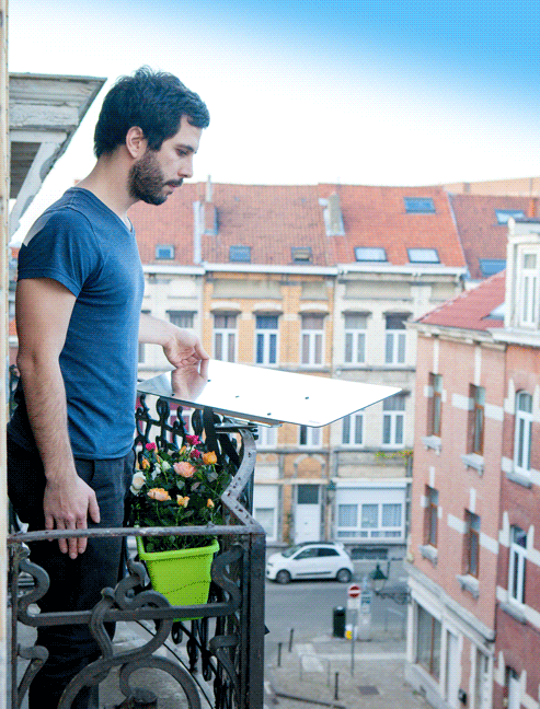 gif-avec-un-homme-qui-tourne-le-reflecteur-balcon-avec-habille-colore-orange