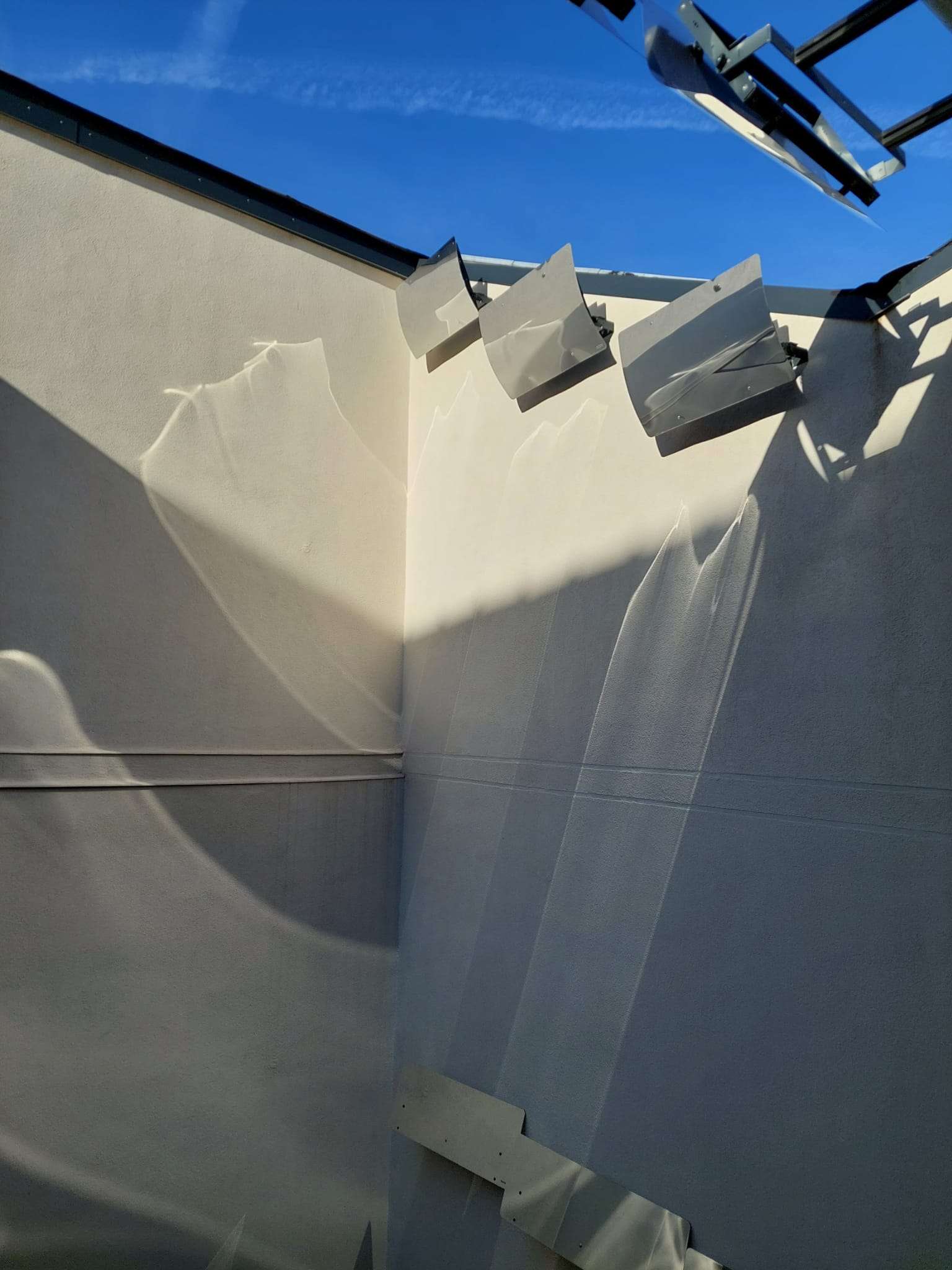 Plusieurs Réflecteurs solaires permettent d'ensoleiller un loft sombre