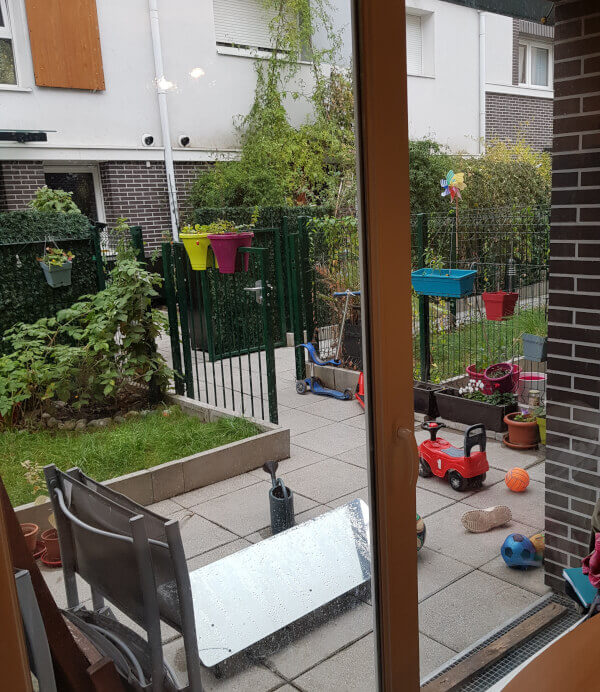 le Réflecteur Terrasse mise en situation à l'extérieur pour capter la luminosité et la rediriger dans la pièce pour amplifier la luminosité
