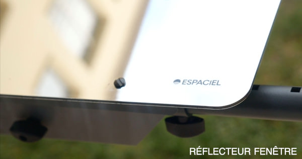 le Réflecteur Fenêtre est positionné à l'extérieur au rez-de-jardin pour permettre de capter la lumière du ciel et la rediriger dans son bureau