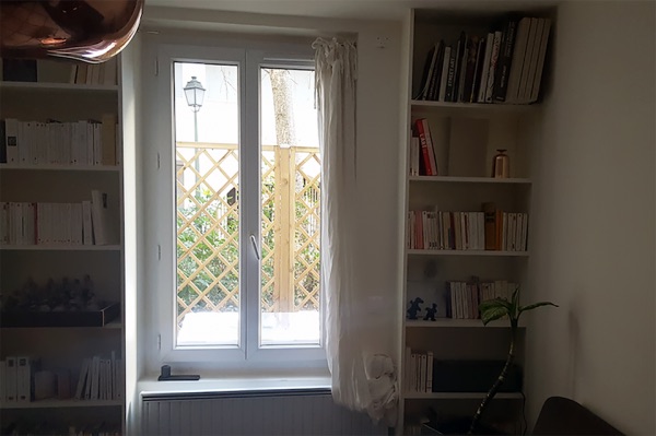 vu-du-reflecteur-fenetre-espaciel-de-la-chambre