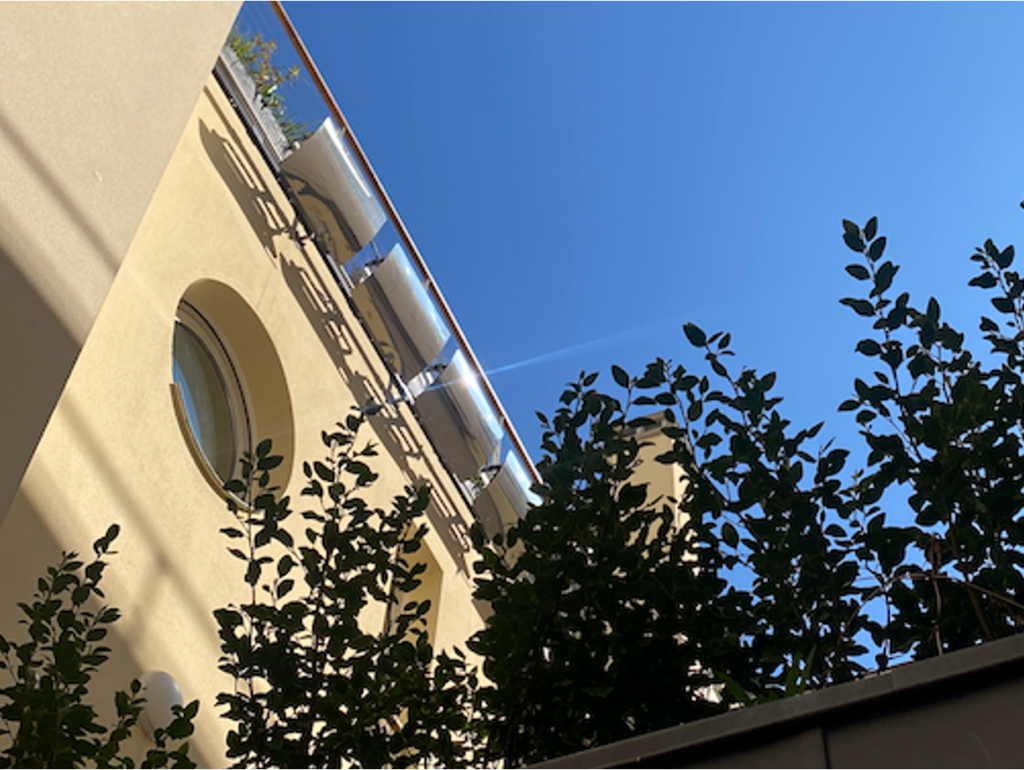 4 Réflecteurs Patio Solaires au soleil, surplombent la cour intérieure et apportent plus de lumière à une résidence