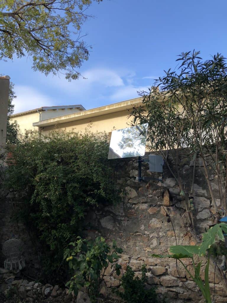 Réflecteur Intelligent fixé au mur au fond du jardin pour illuminer une pièce sombre