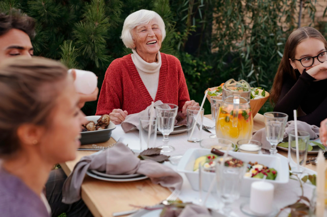 déjeuner de famille dans le jardin d'une cour intérieure d'immeuble déjeuner de famille dans le jardin d'une cour intérieure d'immeuble