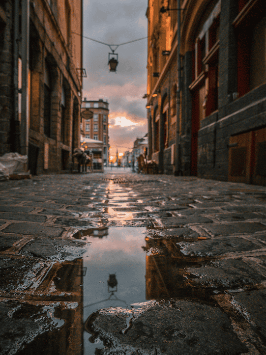 reflets du soleil dans une rue du centre ville de Lille