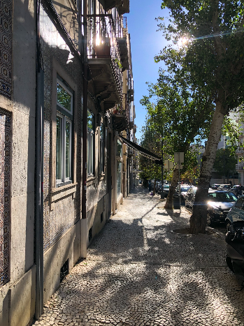 Rue ensoleillée proche de la cour intérieure à l’ombre