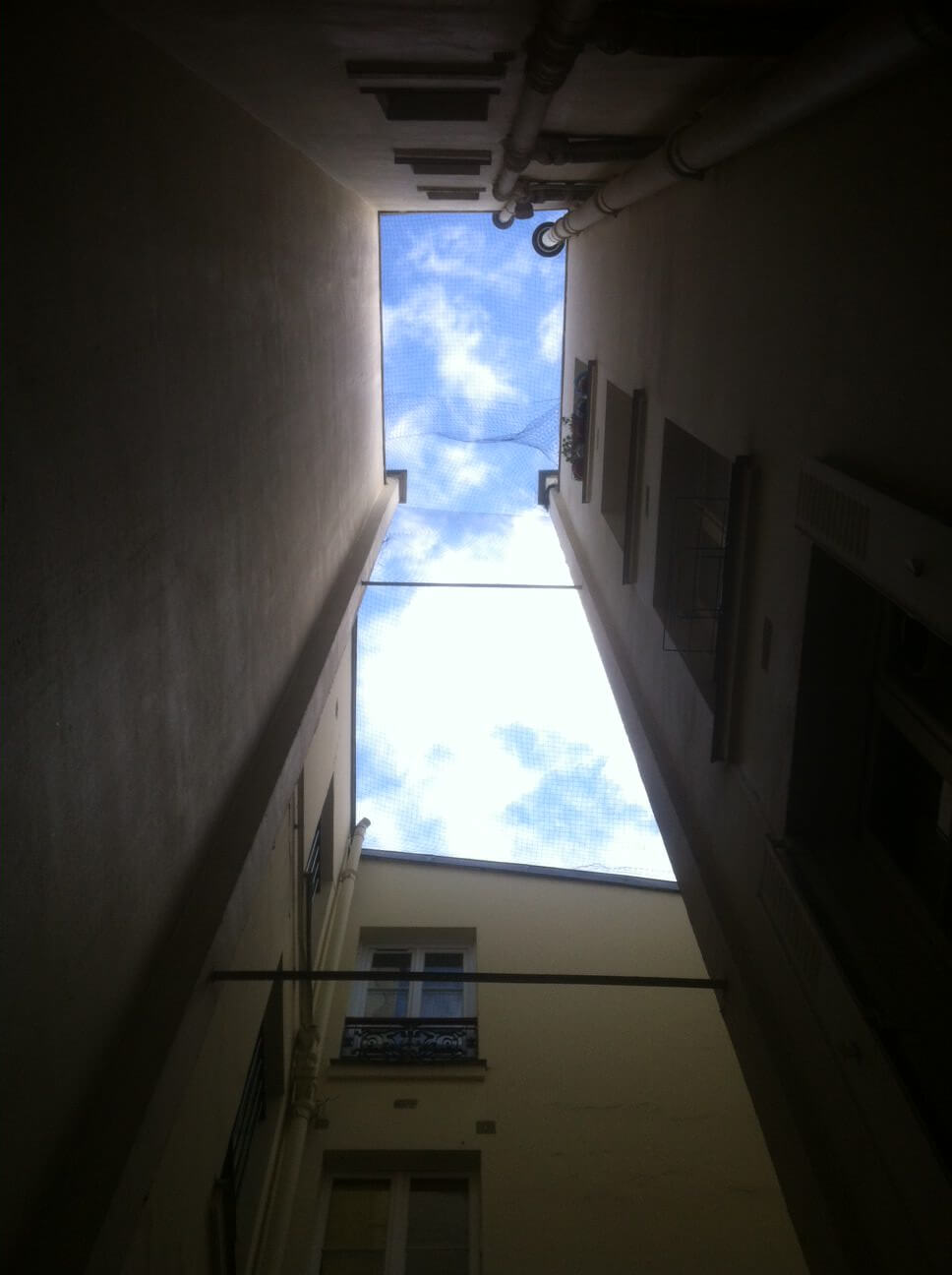 Lack of light in a ground floor on inner courtyard – Testimony of Christian in Paris