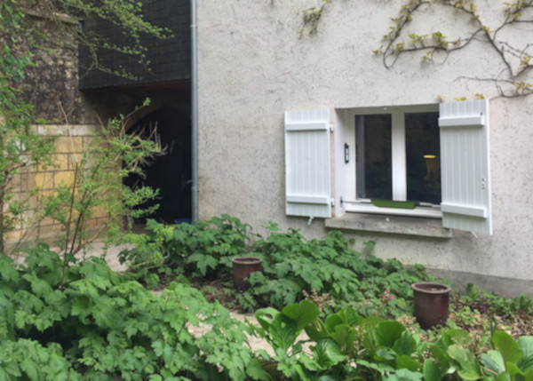 la fenêtre de la cuisine de la maison troglodyte avec le réflecteur fenêtre