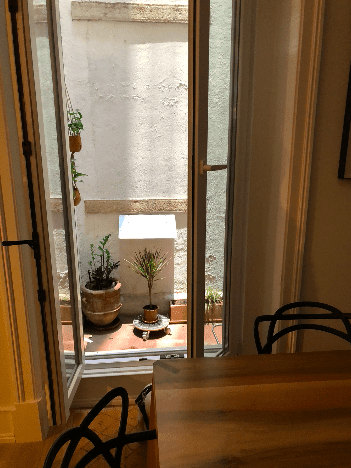 Ensoleillement du patio solaire Espaciel sur une cour intérieure à l’ombre