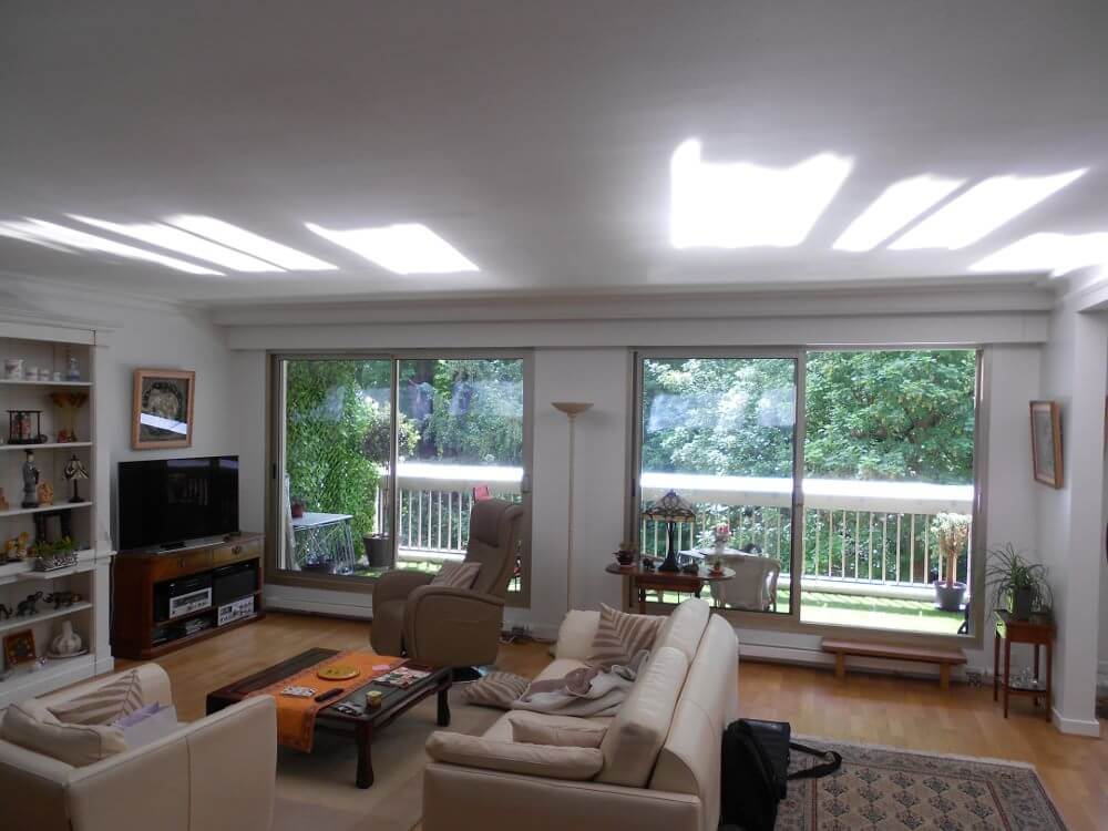 interieur-cliente-luminosite-optmiale-avec-le-reflecteur-balcon-changement-lumiere-dirige-dans-la-piece-de-vie-bien-etre-vitalité