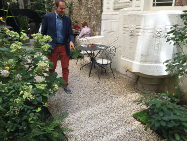 la présence des faisceaux de lumière solaire sur la terrasse, la terrasse est ensoleillée, illuminée grâce aux réflecteurs espaciel