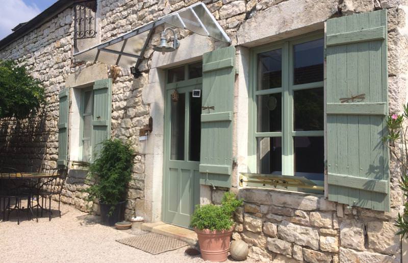 maison-avec-le-reflecteur-fenetre-pour-apporter-la-lumiere-du-jour-dans-interieur-luminosite-optimale