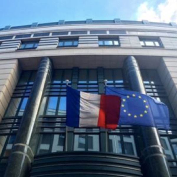 Diplomatic Representation in Brussels – How to naturally illuminate a dark office ?
