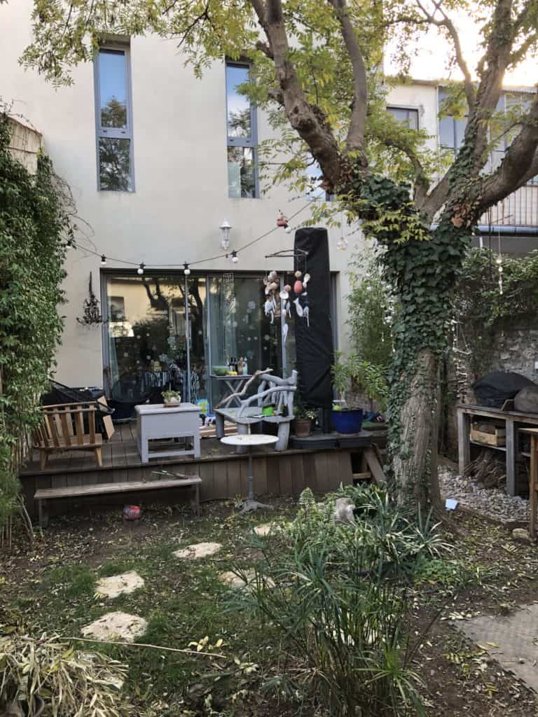 baie vitrée orientée au nord donnant sur un jardin de ville