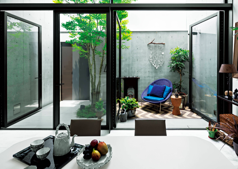 un salon en patio baigné dans la lumière