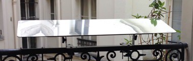 reflecteur-balcon-fixé-à-la-balustrade-incliner-pour-apporter-la-lumiere-dans-la-piece-rayon-soleil-entre-dans-son-studio-rez-de-chaussée
