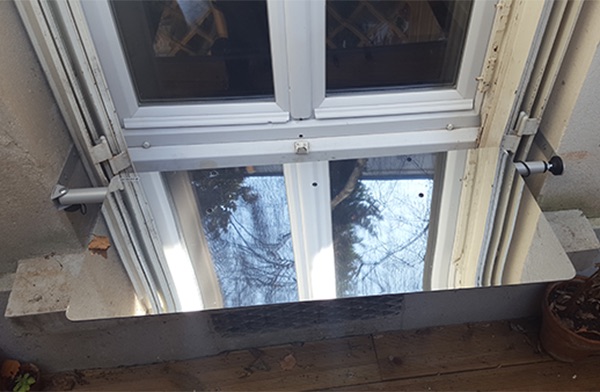 reflecteur-fenetre-espaciel-installe-pour-apporter-plus-de-lumiere-naturelle