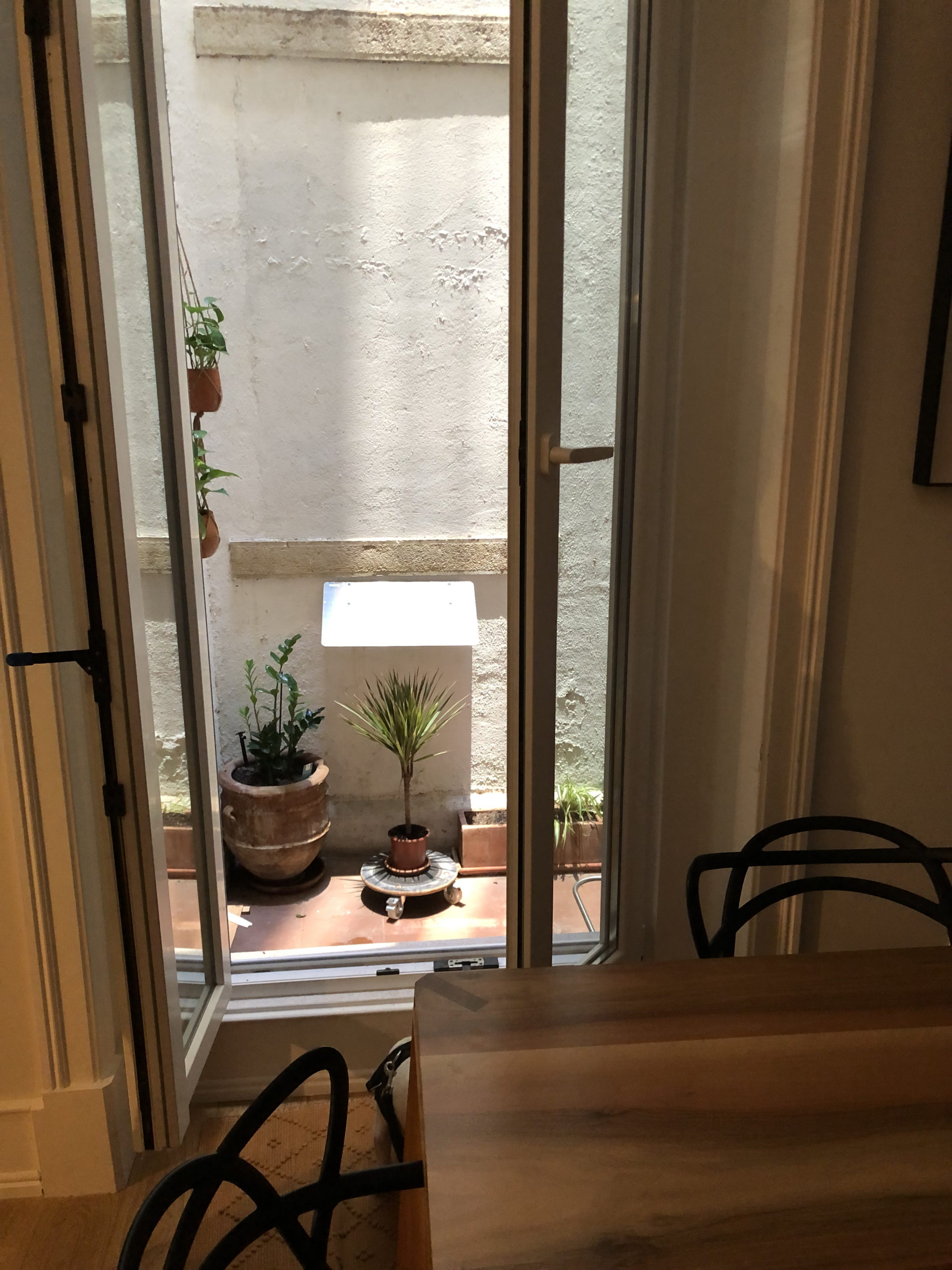 Espaciel solar patio bringing sunlight on a shaded courtyard