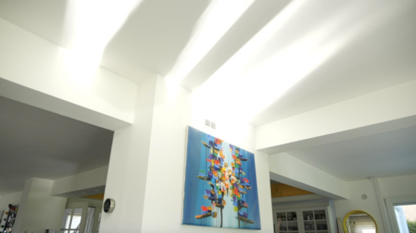 les rayons du soleil sont orientés dans son intérieur pour avoir une maison plus lumineuse et agréable