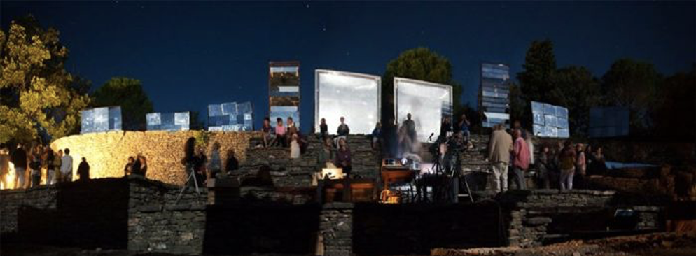 En pleine nuit, des Réflecteurs projettent la lumière de la lune sur la scène d'un théâtre antique