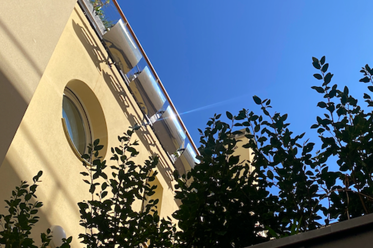 4 Réflecteurs Espaciel illuminent cette résidence sur cour intérieure