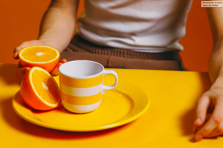 Une orange coupée en deux, allégorie d'une alimentation saine pour compenser le changement d'heure d'été