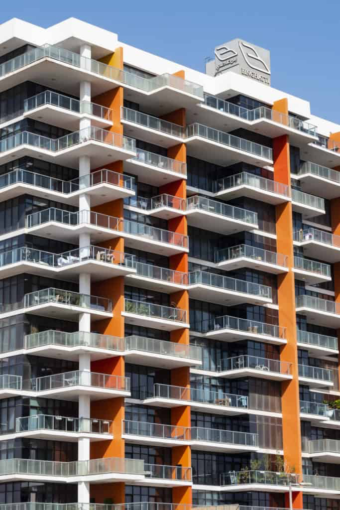 lumière naturelle inondant leur séjour grâce au Réflecteur Balcon d'Espaciel installé sur leur balustrade